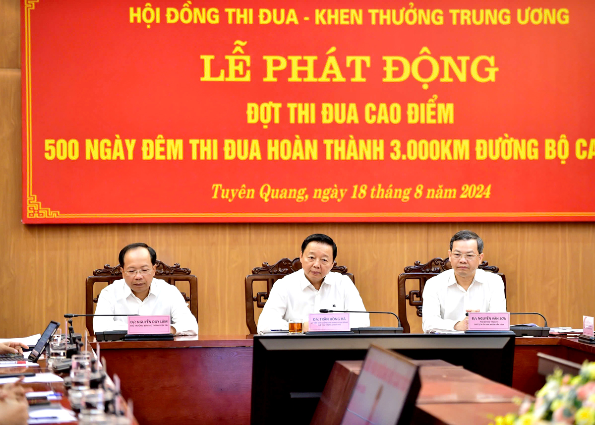 Phó Thủ tướng Chính phủ Trần Hồng Hà; Thứ trưởng Bộ Giao thông vận tải Nguyễn Duy Lâm và Chủ tịch UBND tỉnh Tuyên Quang Nguyễn Văn Sơn chủ trì tại điểm cầu Tuyên Quang.