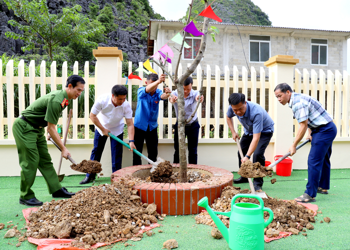 Lãnh đạo huyện Đồng Văn trồng cây lưu niệm tại khuôn viên nhà trường