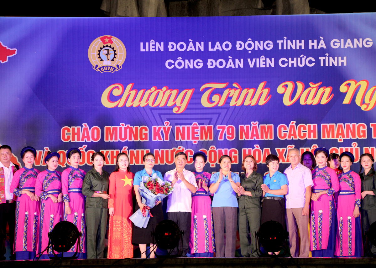 Đồng chí Trương Văn Thắng, Tỉnh ủy viên, Bí thư Đảng ủy Khối Cơ quan – Doanh nghiệp tỉnh tặng hoa chúc mừng các Đoàn nghệ thuật tham gia chương trình