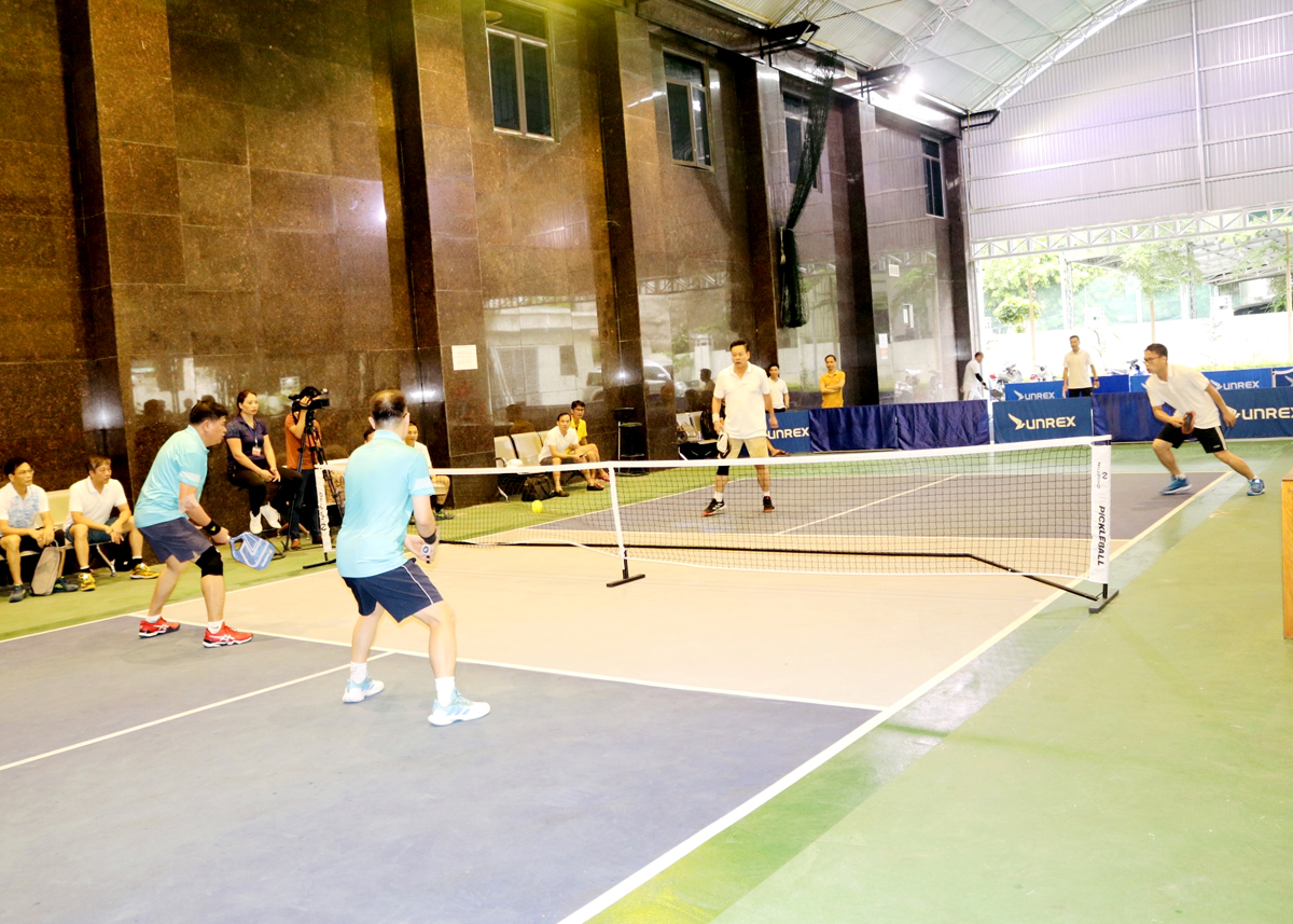 Pha tranh bóng gay cấn nội dung pickleball.