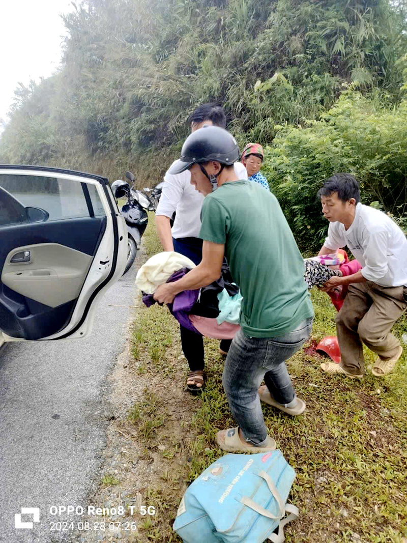 Điều dưỡng Trần Văn Chương cùng người dân hỗ trợ đưa sản phụ đến Bệnh viện Đa khoa huyện Bắc Mê chăm sóc sau sinh. (Ảnh: CTV)