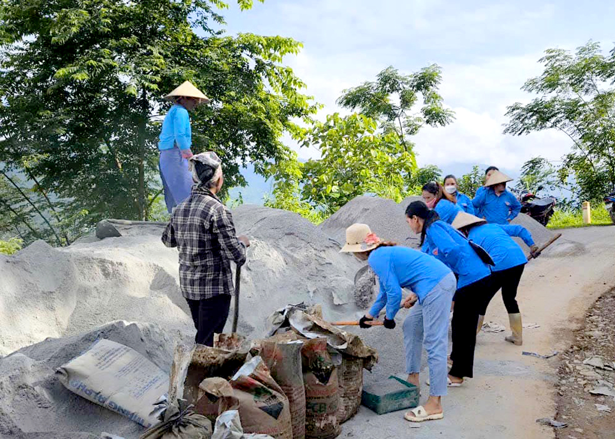 Đoàn viên xã Bạch Đích (Yên Minh) tham gia làm đường giao thông nông thôn.
