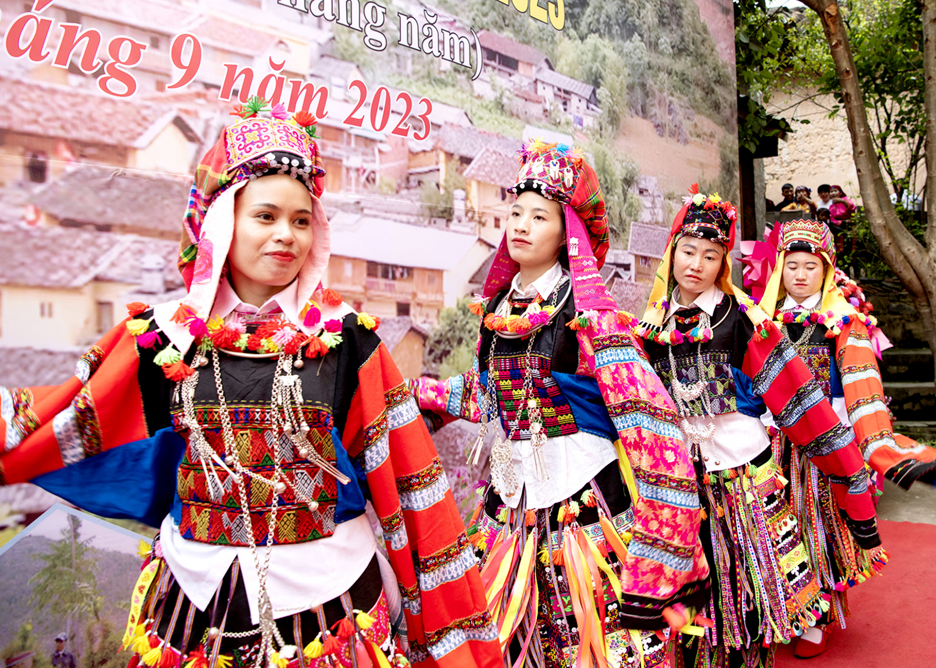 The graceful dance of the Lo Lo girls.