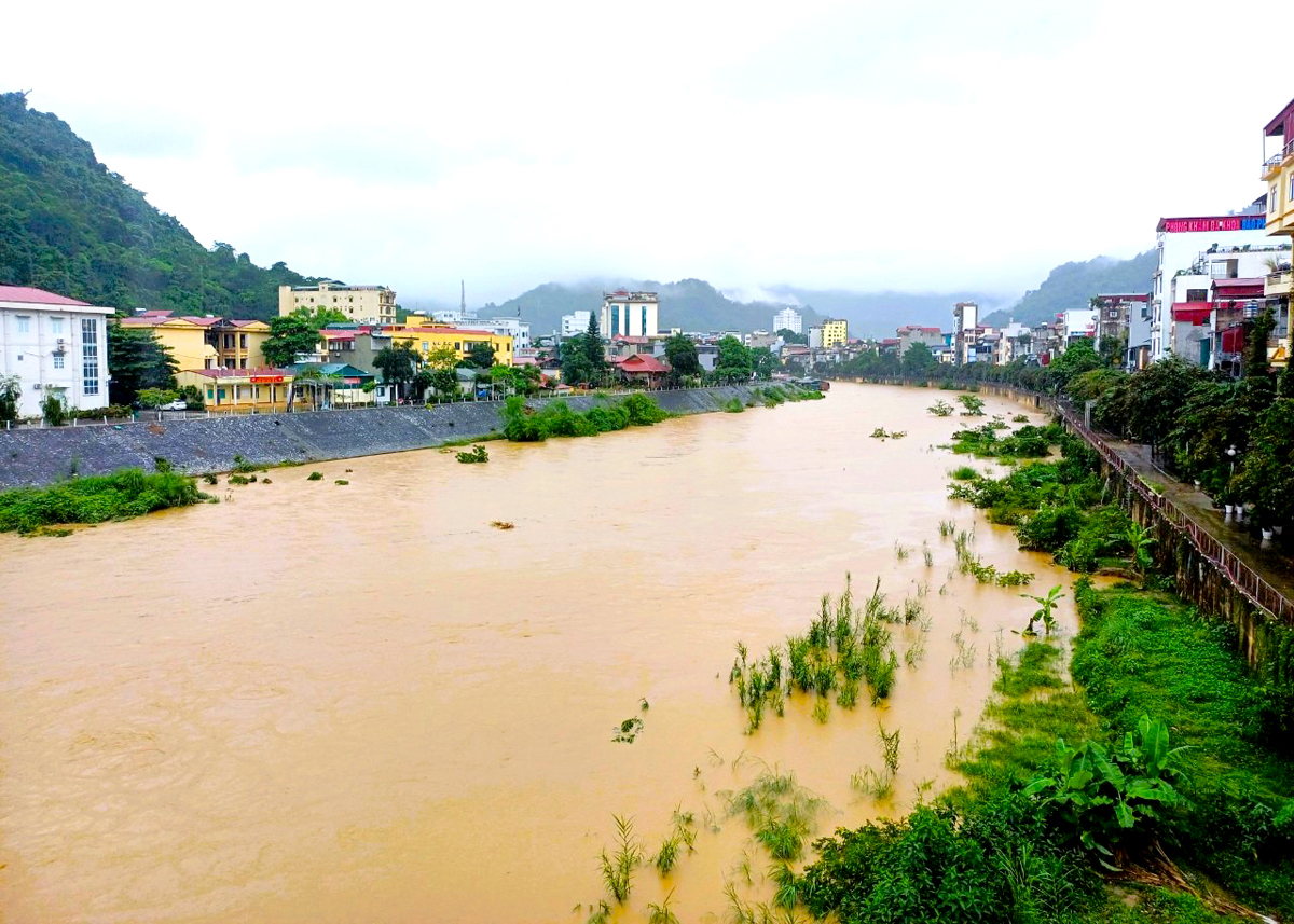 Mực nước trên sông Lô (thành phố Hà Giang) liên tục dâng cao trong những giờ qua. Ảnh: M.Lan