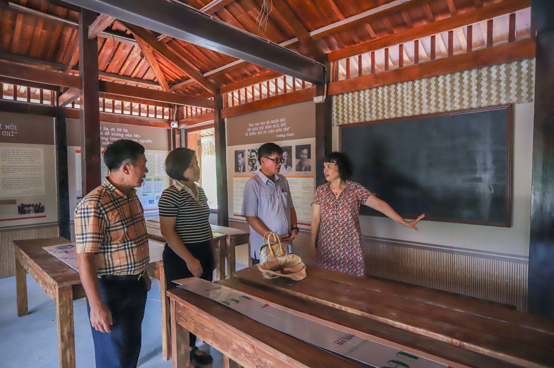 Đại diện Hội Nhà báo Việt Nam kiểm tra các hạng mục thi công trước Lễ khánh thành Di tích lịch sử quốc gia Địa điểm Trường dạy làm báo Huỳnh Thúc Kháng.
