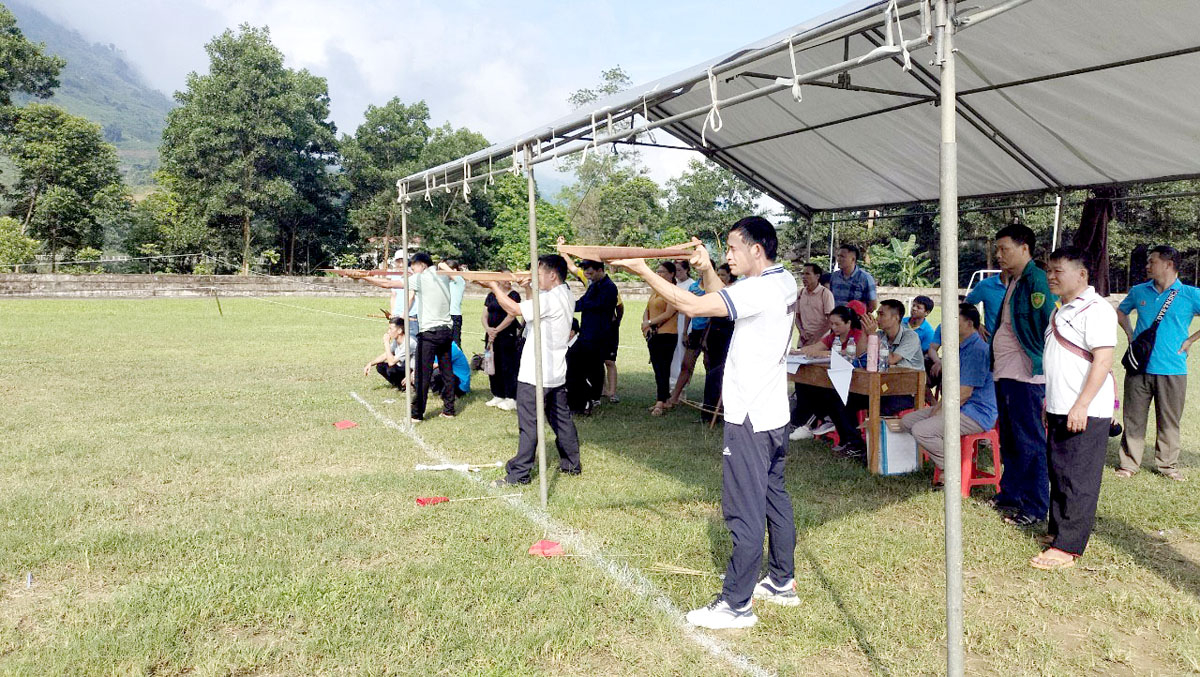 Các đội thi đấu nội dung bắn nỏ.