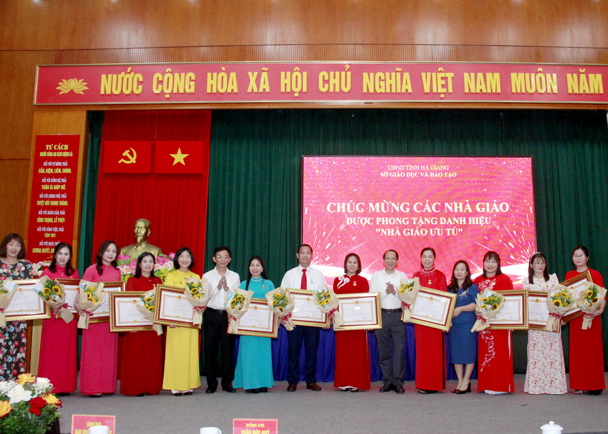 Phó Chủ tịch UBND tỉnh Trần Đức Quý, Phó Trưởng Ban Tuyên giáo Tỉnh ủy Đặng Ái Xoan và Giám đốc Sở GD&ĐT Bùi Quang Trí trao chứng nhận, tặng hoa chức mừng các nhà giáo ưu tú.