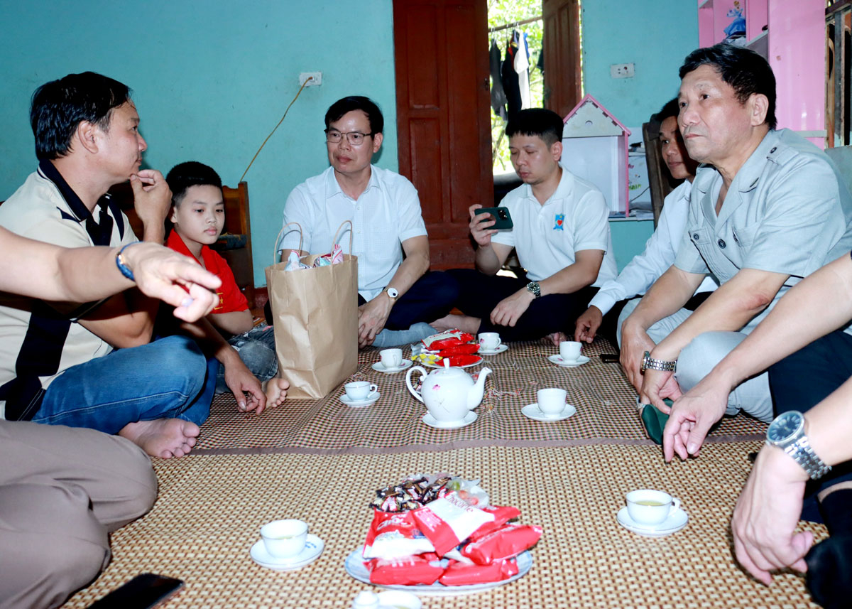 Lãnh đạo Ban Dân vận T.Ư và đơn vị tài trợ tặng quà em Nguyễn Văn Phúc, thôn Việt Tân, thị trấn Việt Quang (Bắc Quang).