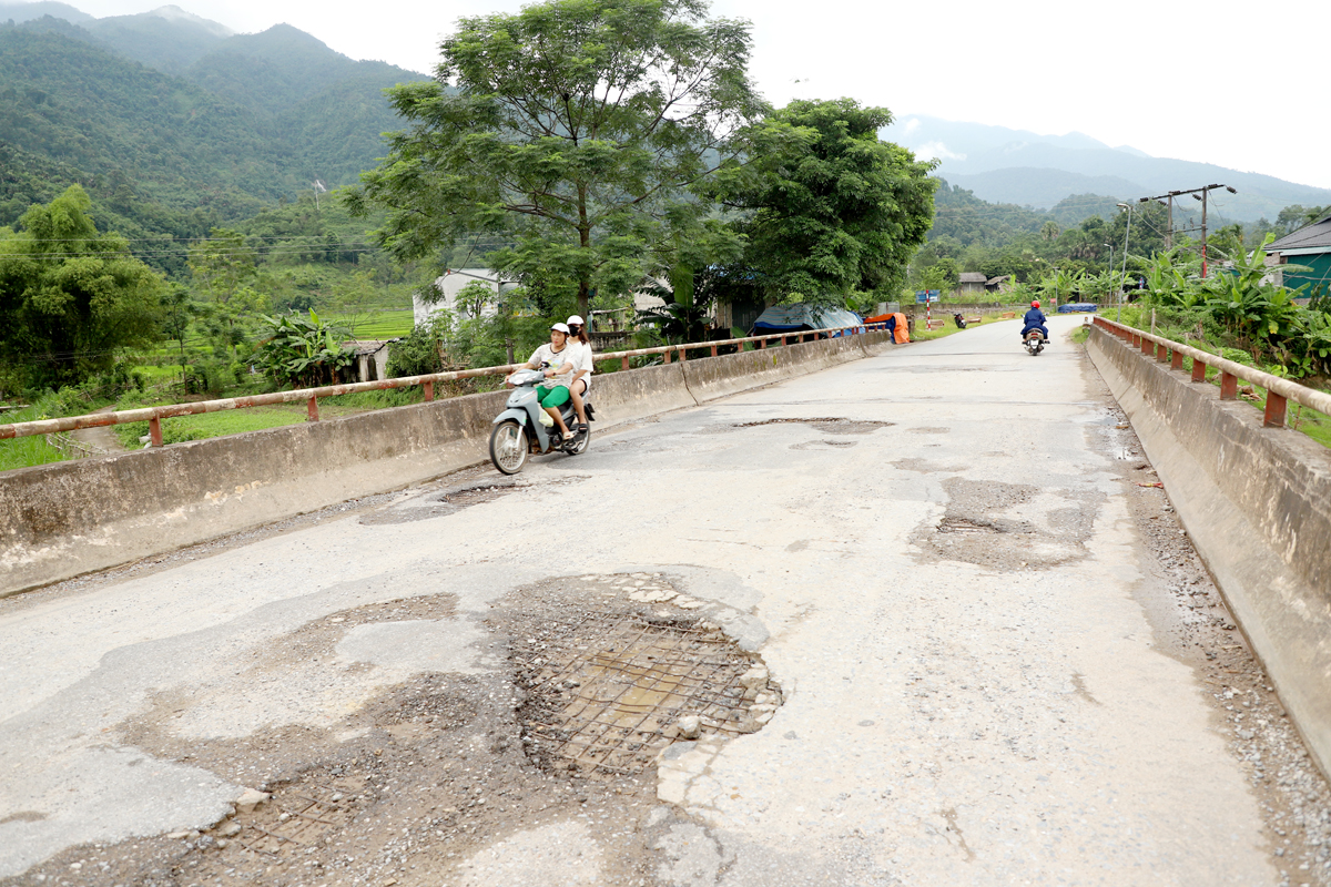 Việc đi lại của người dân tiềm ẩn nguy cơ mất an toàn giao thông.