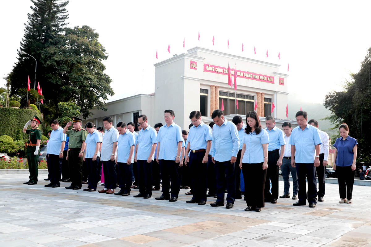 Các đại biểu dành một phút tưởng niệm tỏ lòng thành kính trước Anh linh Chủ tịch Hồ Chí Minh.