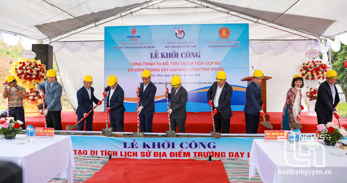 Các đại biểu thực hiện nghi thức động thổ khởi công công trình tu bổ, tôn tạo Di tích lịch sử Quốc gia Địa điểm Trường dạy làm báo Huỳnh Thúc Kháng (ngày 18/1/2024).
