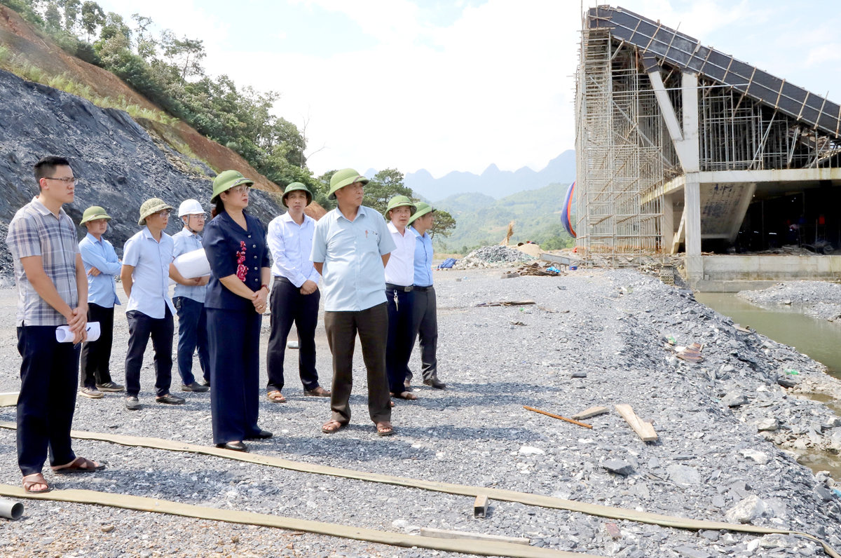 Phó Chủ tịch UBND tỉnh Hà Thị Minh Hạnh kiểm tra tiến độ Sân vận động Khu liên hiệp thể thao