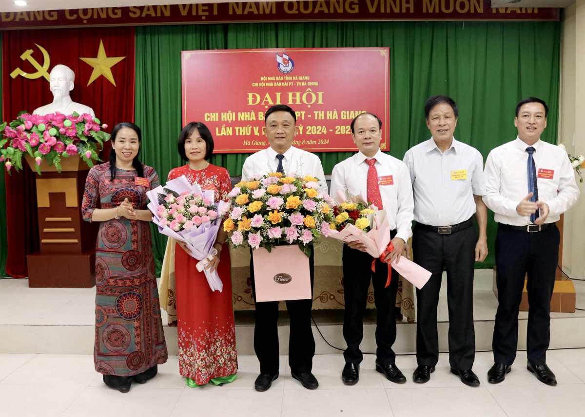 Lãnh đạo Đài PT-TH tỉnh và Hội Nhà báo tỉnh tặng hoa, chúc mừng Ban Thư ký Chi hội Nhà báo Đài PT-TH tỉnh, nhiệm kỳ 2024 – 2029.