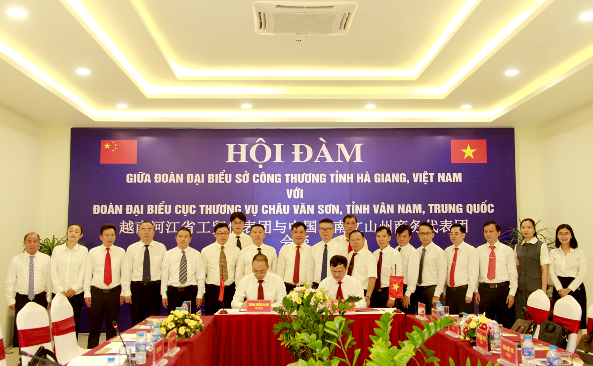 Lãnh đạo Sở Công thương Hà Giang và Cục Thương vụ châu Văn Sơn, tỉnh Vân Nam (Trung Quốc) ký kết biên bản hội đàm.
