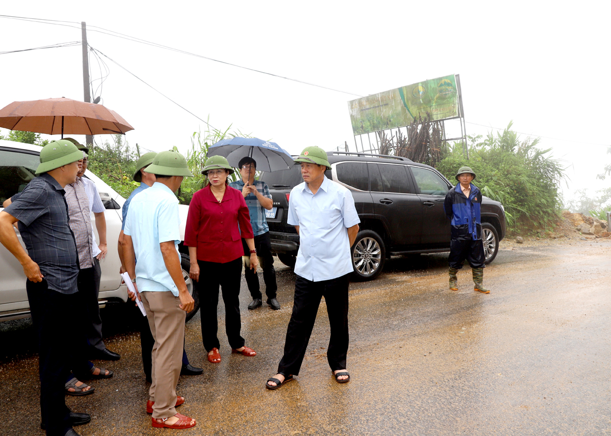 Chủ tịch UBND tỉnh Nguyễn Văn Sơn nghe báo cáo về tình hình thi công Dự án ĐT.177.