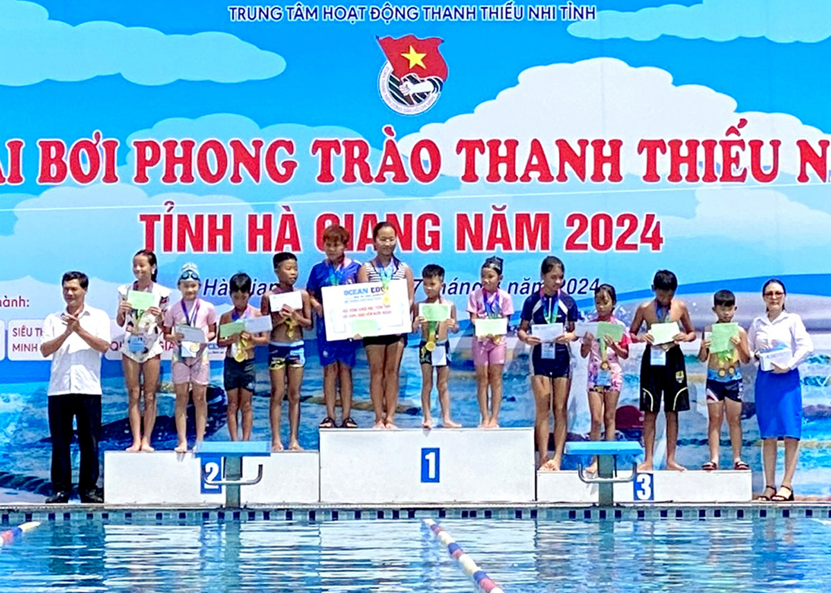 Ban tổ chức trao giải nội dung bơi tự do.