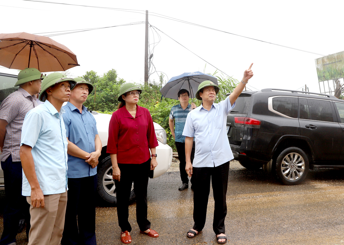 Chủ tịch UBND tỉnh Nguyễn Văn Sơn chỉ đạo công tác khắc phục sạt lở trên tuyến ĐT.177.