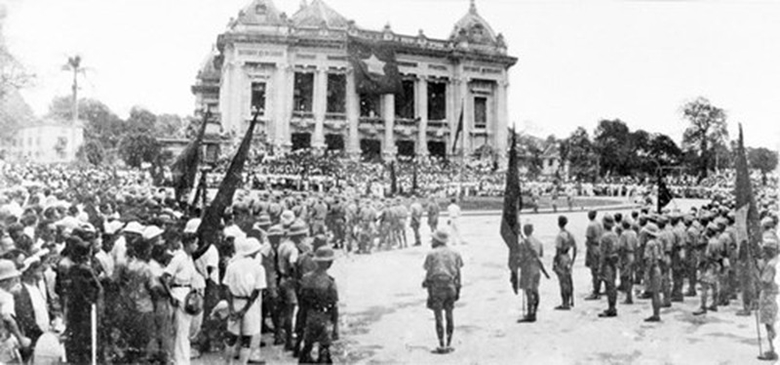 Ngày 30/8/1945, các đội quân du kích từ các chiến khu tiến vào Hà Nội, tập trung trước Nhà hát Lớn.
(Ảnh tư liệu)