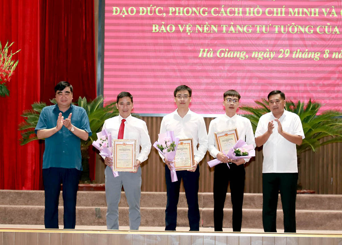 Trưởng ban Nội chính Tỉnh ủy Hoàng Đình Phới và Phó Chủ tịch Thường trực HĐND tỉnh Hầu Minh Lợi trao giải Nhì Cuộc thi trắc nghiệm trực tuyến cho các tác giả.