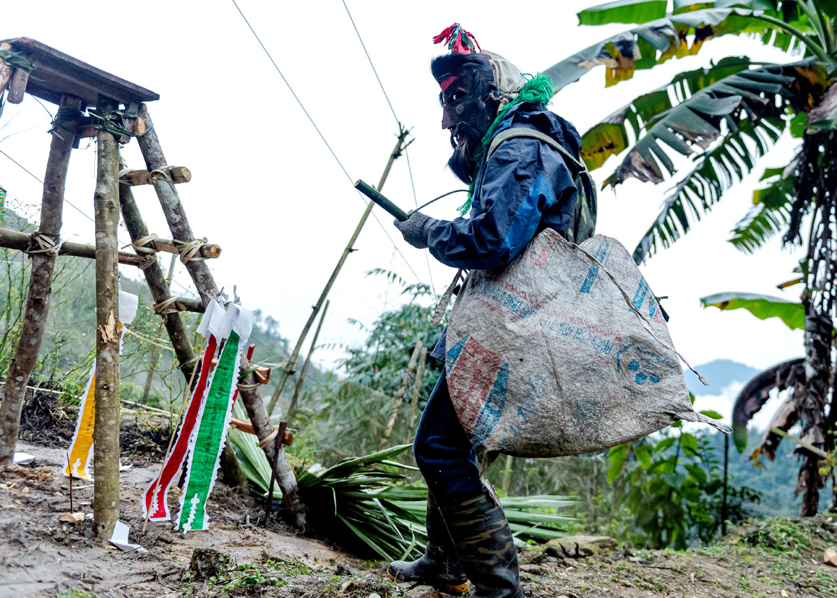 The person wearing the Kadong mask appeared to act out the running and shooting of an animal. The mask was intended to deal with demons, and the bow and arrow were used to hunt animals to feed the child.