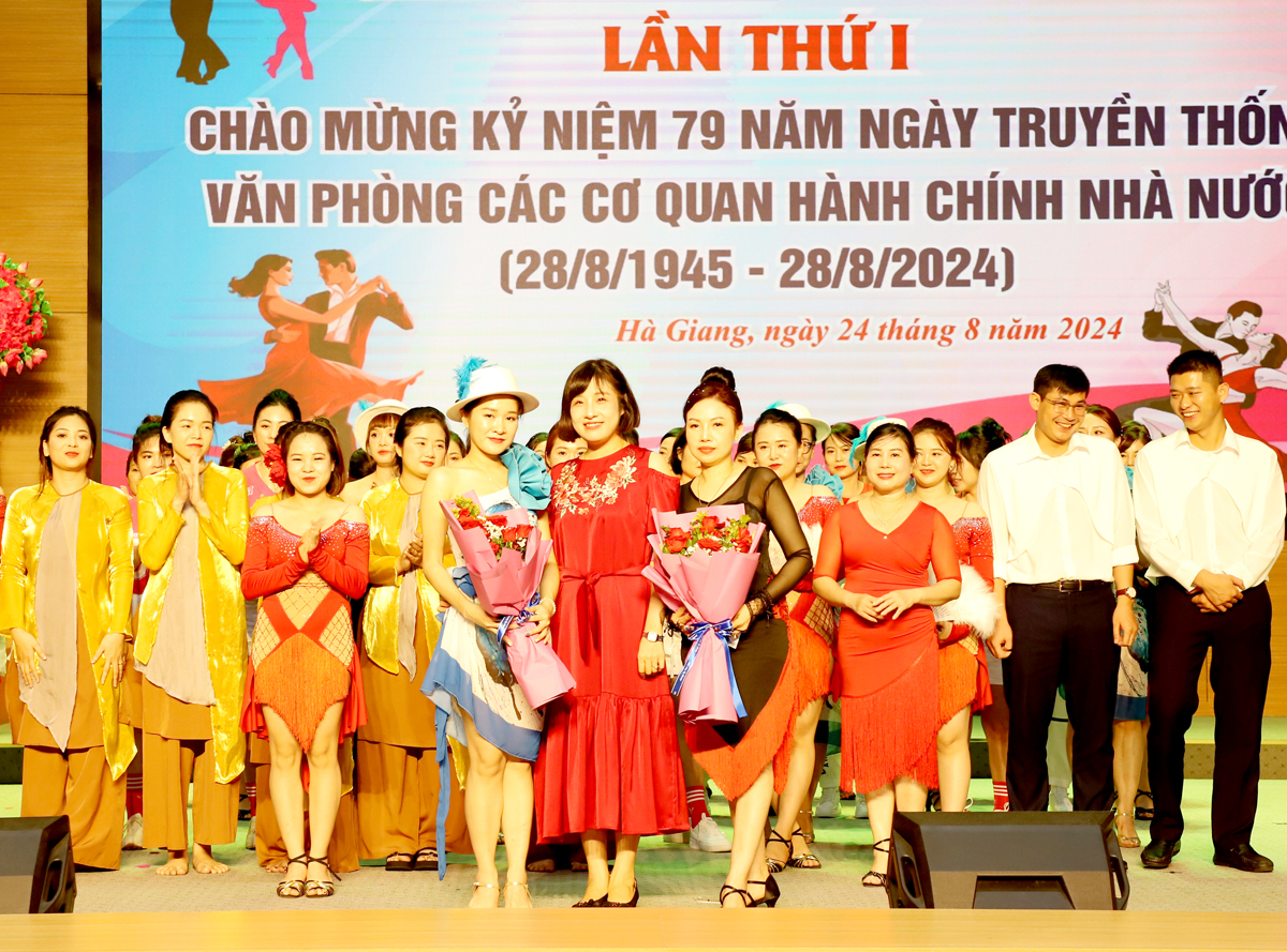 Chánh Văn phòng UBND tỉnh Lại Thị Hương trao giải Ba toàn đoàn cho Sở Y tế và Sở Nội vụ.