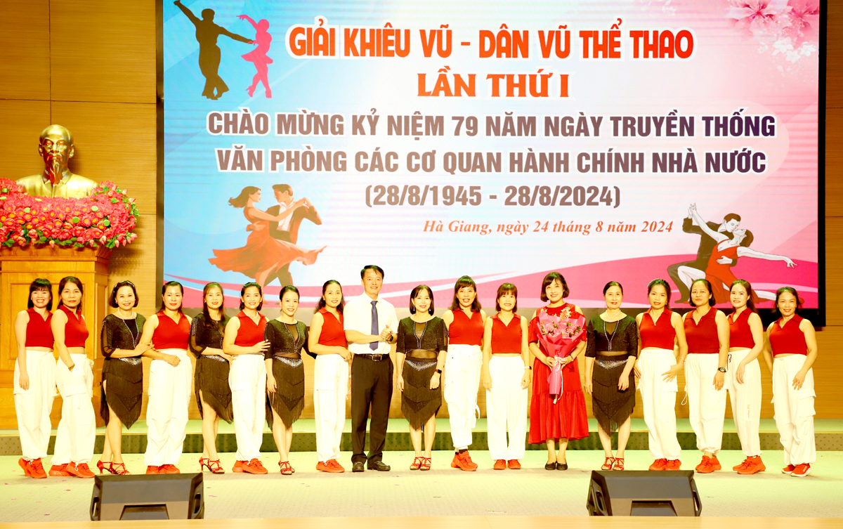 Các câu lạc bộ khiêu vũ ở thành phố Hà Giang tặng hoa chúc mừng Văn phòng UBND tỉnh nhân kỷ niệm 79 năm Ngày truyền thống Văn phòng cơ quan hành chính Nhà nước các cấp.