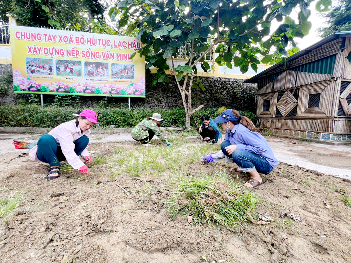 Các cô giáo Trường Phổ thông dân tộc bán trú THCS Tả Lủng (Mèo Vạc) dọn vệ sinh trong khuôn viên trường chuẩn bị cho năm học mới.
												Ảnh: QUỲNH HƯƠNG