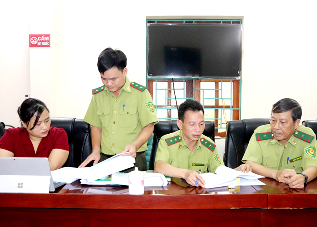 Các thành viên Đoàn công tác của UBND huyện Yên Minh kiểm tra hồ sơ, chứng từ dịch vụ môi trường rừng tại xã Việt Vinh (Bắc Quang).