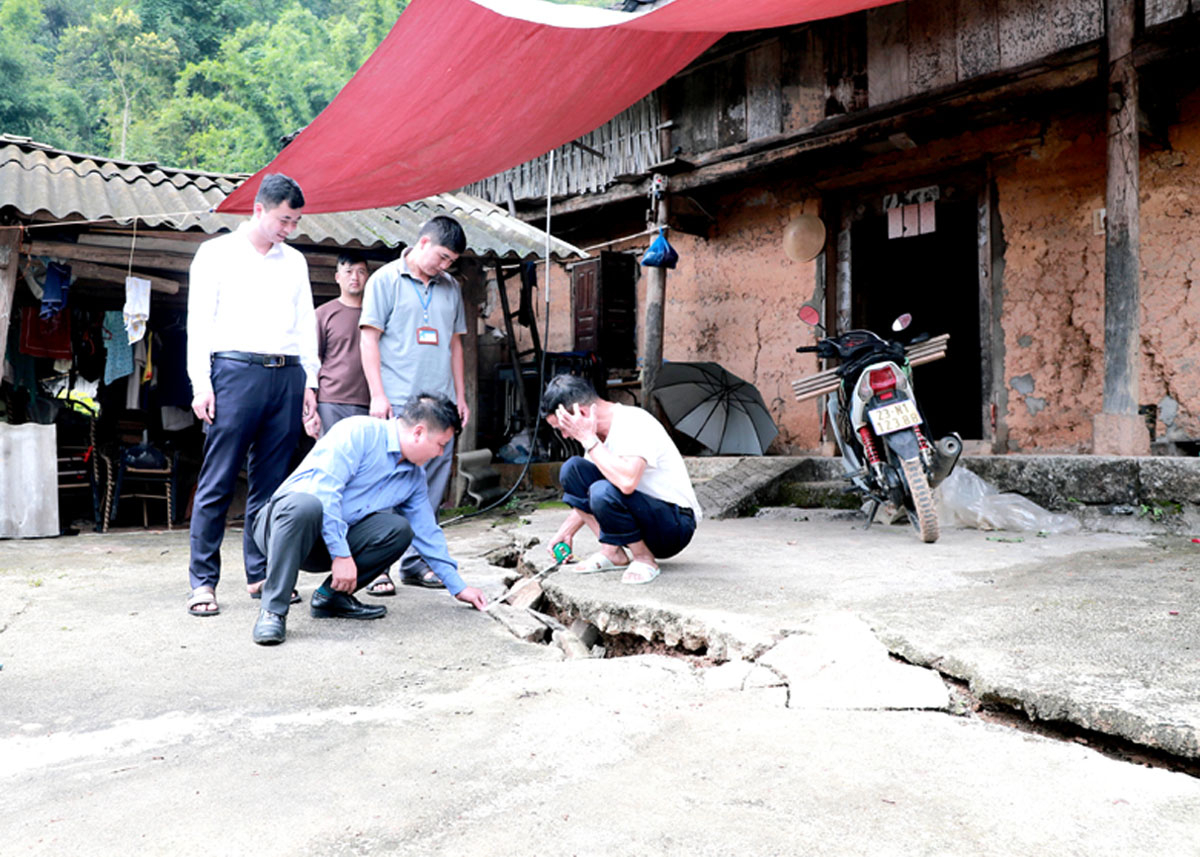 Lãnh đạo thị trấn Đồng Văn (Đồng Văn) kiểm tra hiện tượng sụt lún tại gia đình ông Lương Mãn Truyền.