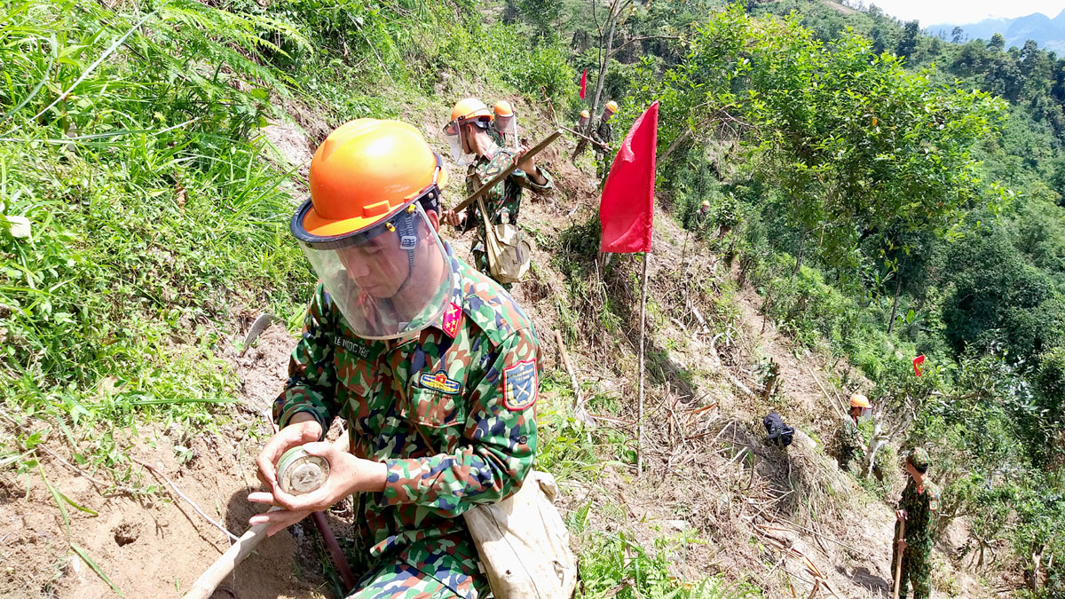 Chiến sỹ Đội rà phá bom mìn, vật nổ Bộ Tham mưu Quân khu 2 xử lý vô hiệu hóa mìn sau khi tháo gỡ.
