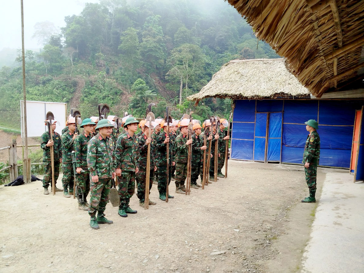 Nhiều người con Đất Tổ góp sức trong các đơn vị rà phá bom mìn, vật nổ trên tuyên biến giới Hà Giang. 				Ảnh: QUỲNH HƯƠNG