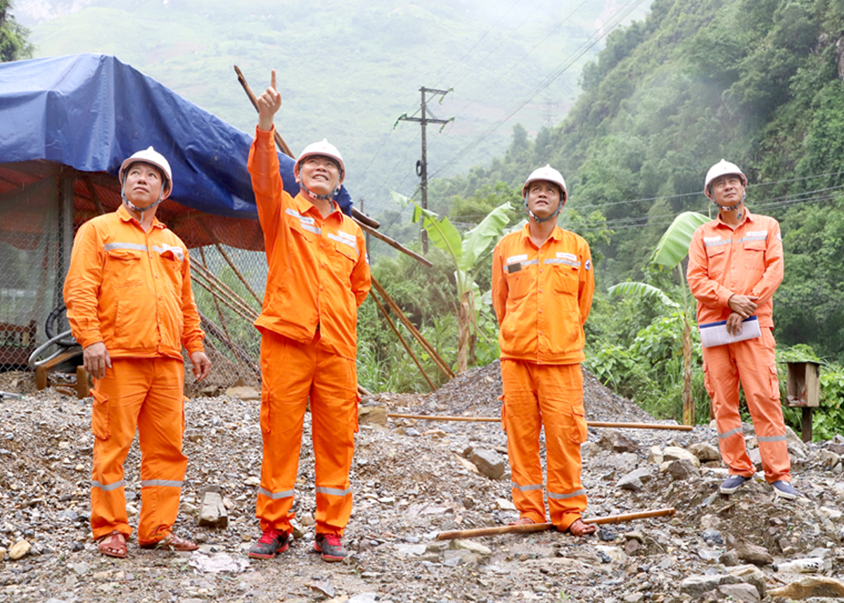 Lãnh đạo Công ty Điện lực Hà Giang kiểm tra sự cố cột điện 110kV tại xã Thuận Hòa (Quản Bạ).
