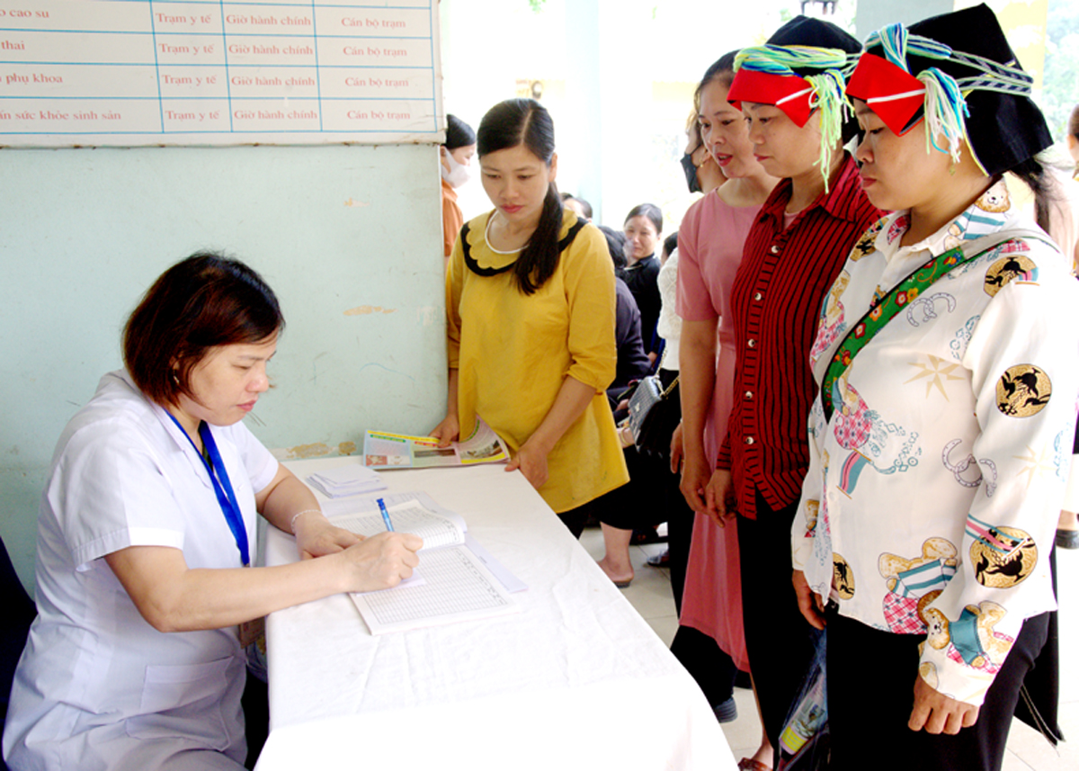 Phụ nữ xã Phương Độ (thành phố Hà Giang) đăng ký tư vấn dịch vụ chăm sóc sức khỏe và kế hoạch hóa gia đình.
