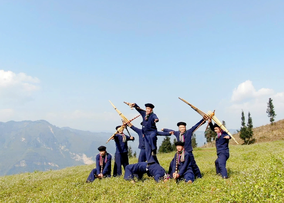 Sùng Minh Thành và các bạn trẻ tham gia chương trình biểu diễn ghi hình của Đài Truyền hình Việt Nam.