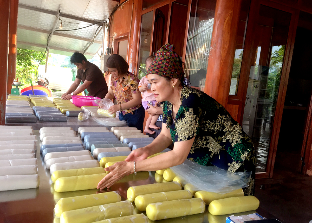 Bánh Đá có hình thuôn dài, cùng nhiều hương vị khác nhau như gấc, đậu biếc, nghệ, lá nếp cẩm.