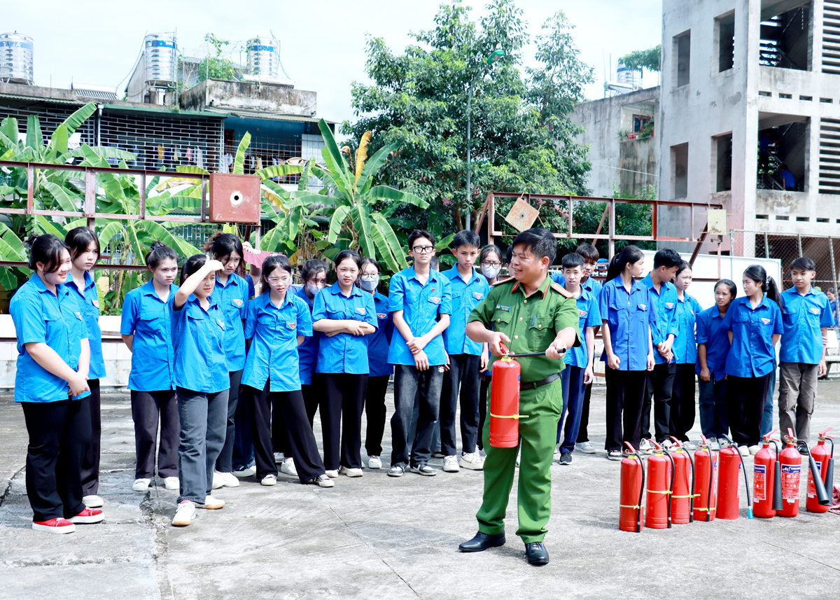  Cán bộ Phòng Cảnh sát PCCC và CNCH tuyên truyền kiến thức phòng cháy, chữa cháy cho đoàn viên, thanh niên thành phố Hà Giang.