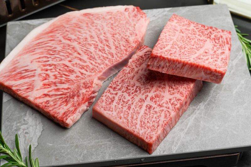 Miếng thịt bò Wagyu với đường vân mỡ hoàn hảo

