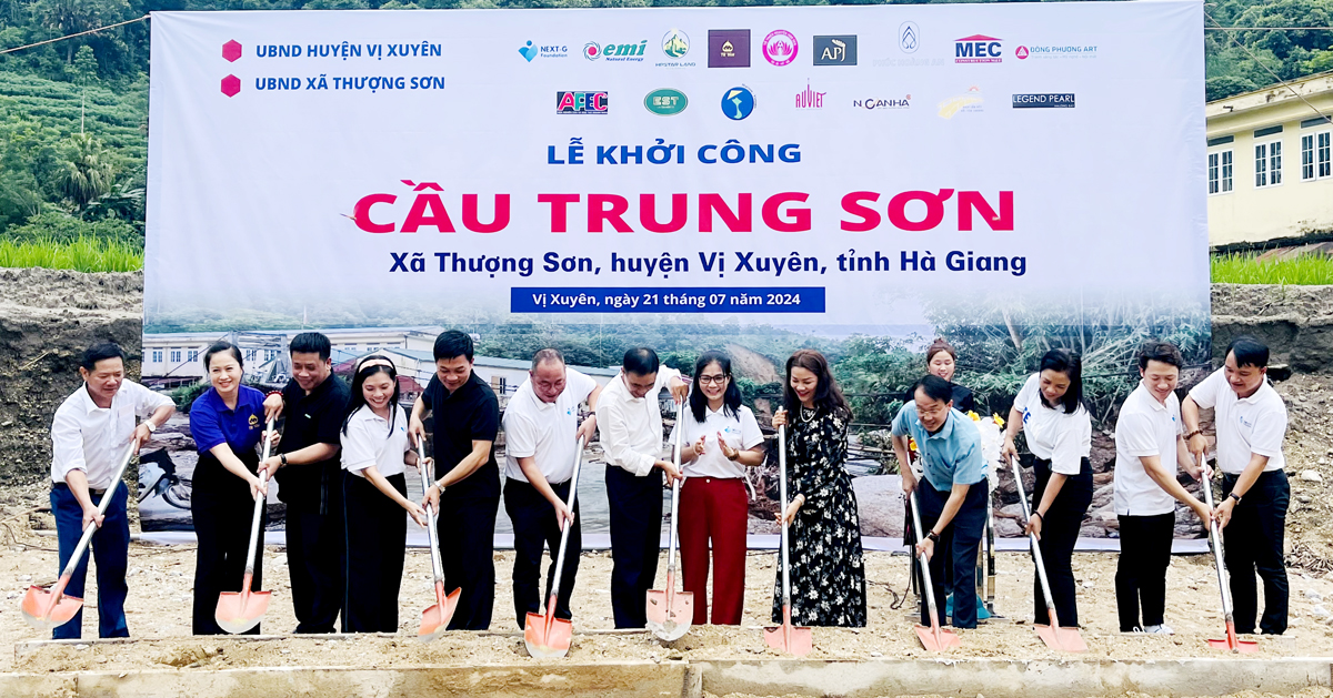 Lãnh đạo huyện Vị Xuyên và các đơn vị tài trợ khởi công xây dựng cầu Trung Sơn, xã Thượng Sơn (Vị Xuyên).