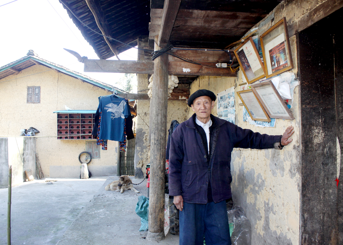 Mua Van Sau from Lung Cam Village, Sung Trai Commune (Dong Van District) and his 60-year-old house.