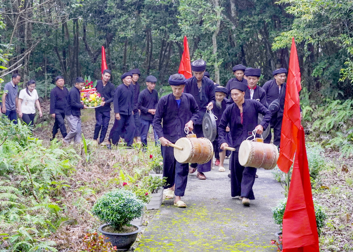 Theo nhịp trống, bà con đưa lễ dâng hương lên Đền thờ Hoàng Vần Thùng.