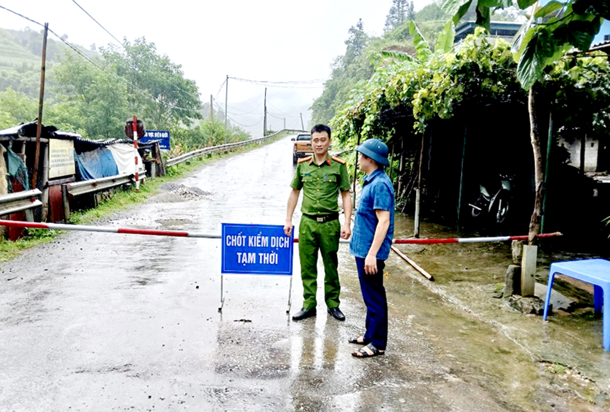 Xã Na Khê (Yên Minh) lập chốt kiểm dịch tạm thời để kiểm soát tình hình bệnh dịch.