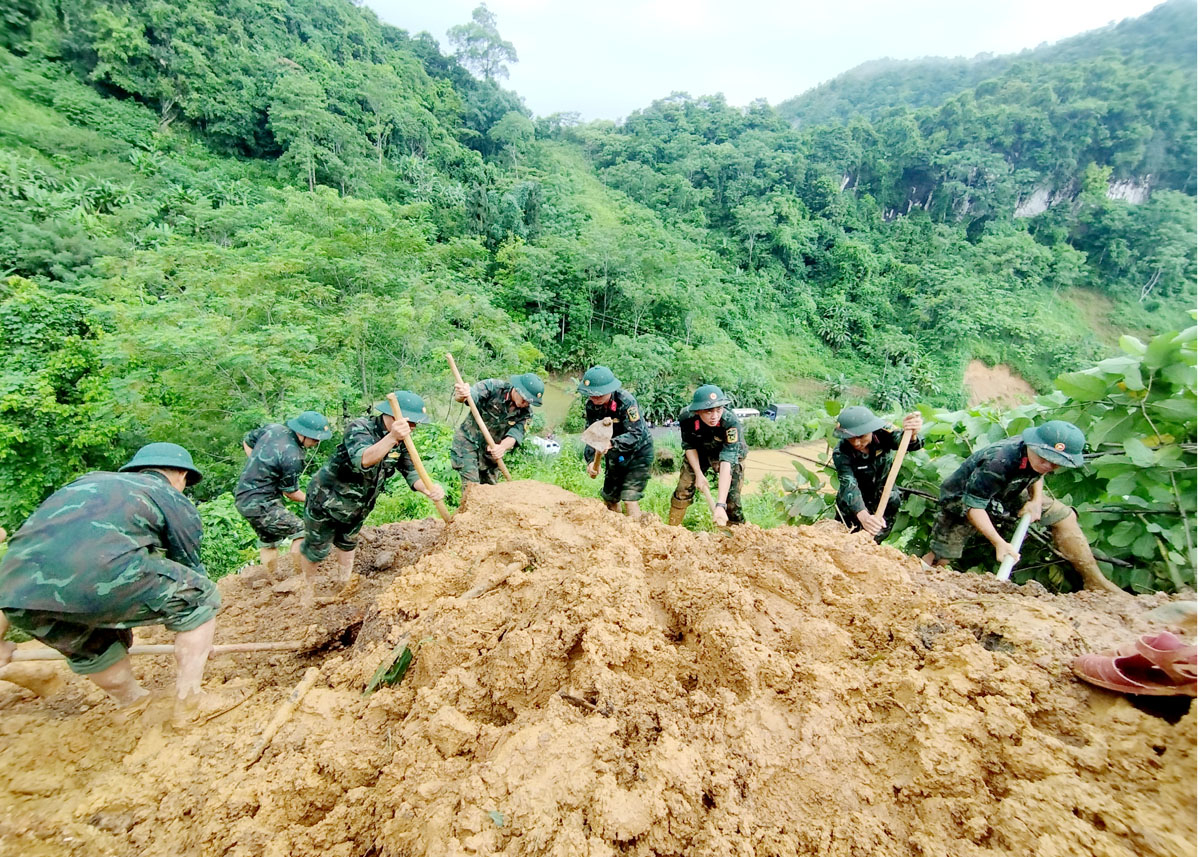 Cán bộ, chiến sỹ lực lượng vũ trang tỉnh tham gia cứu hộ, cứu nạn vụ sạt lở đất tại thôn Tả Mò, xã Yên Định (Bắc Mê).