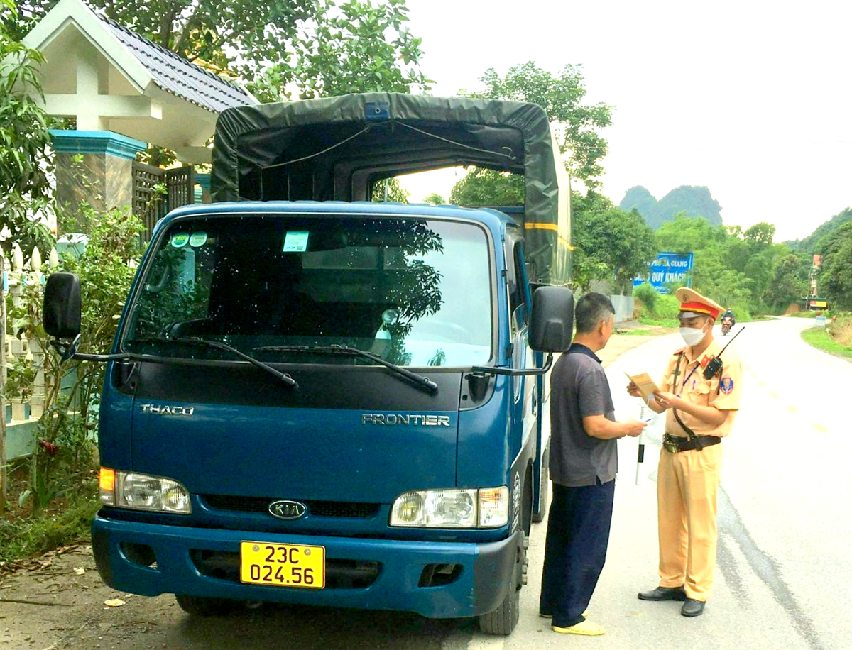 Lực lượng Cảnh sát giao thông kiểm tra phương tiện vận tải hàng hóa trên tuyến Quốc lộ 4C.