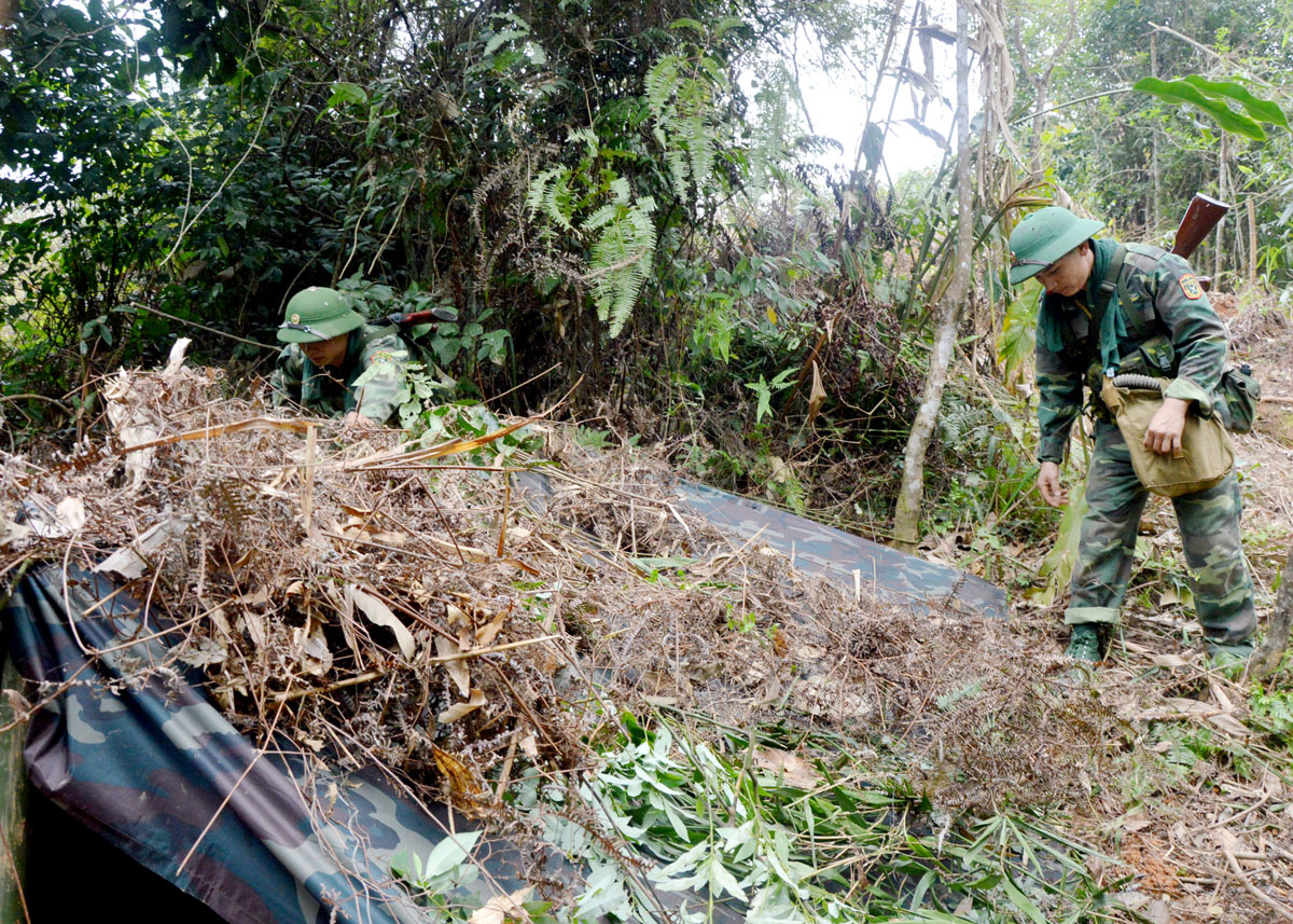 Đảm bảo ngụy trang khu căn cứ chiến đấu giả định.