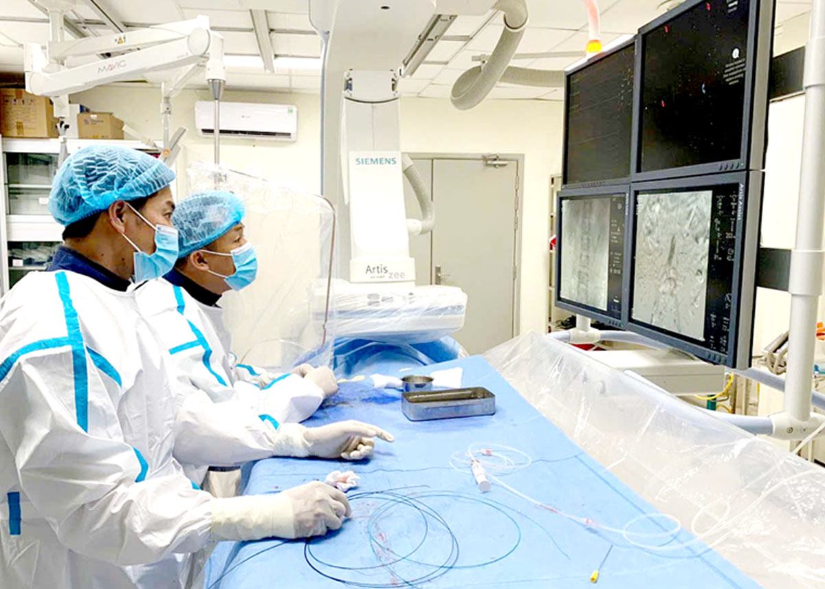 Doctor Tran Minh Chuong (second from left) and his colleague at the Provincial General Hospital perform an embolisation procedure to treat prostate fibroids.