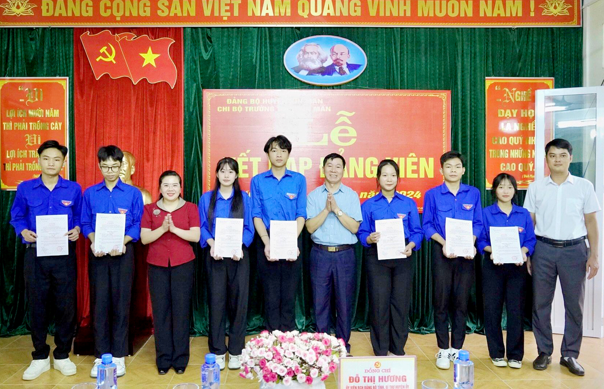 7 học sinh Trường THPT Xín Mần được kết nạp Đảng trong năm 2024.
