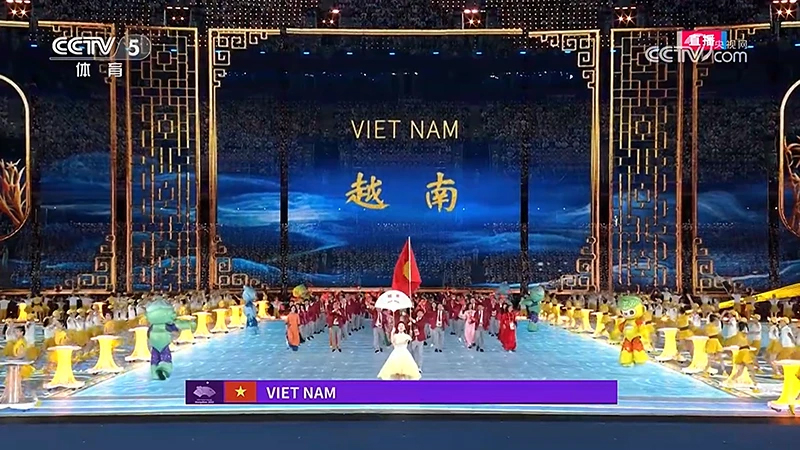 Đoàn thể thao Việt Nam tiến vào sân vận động.