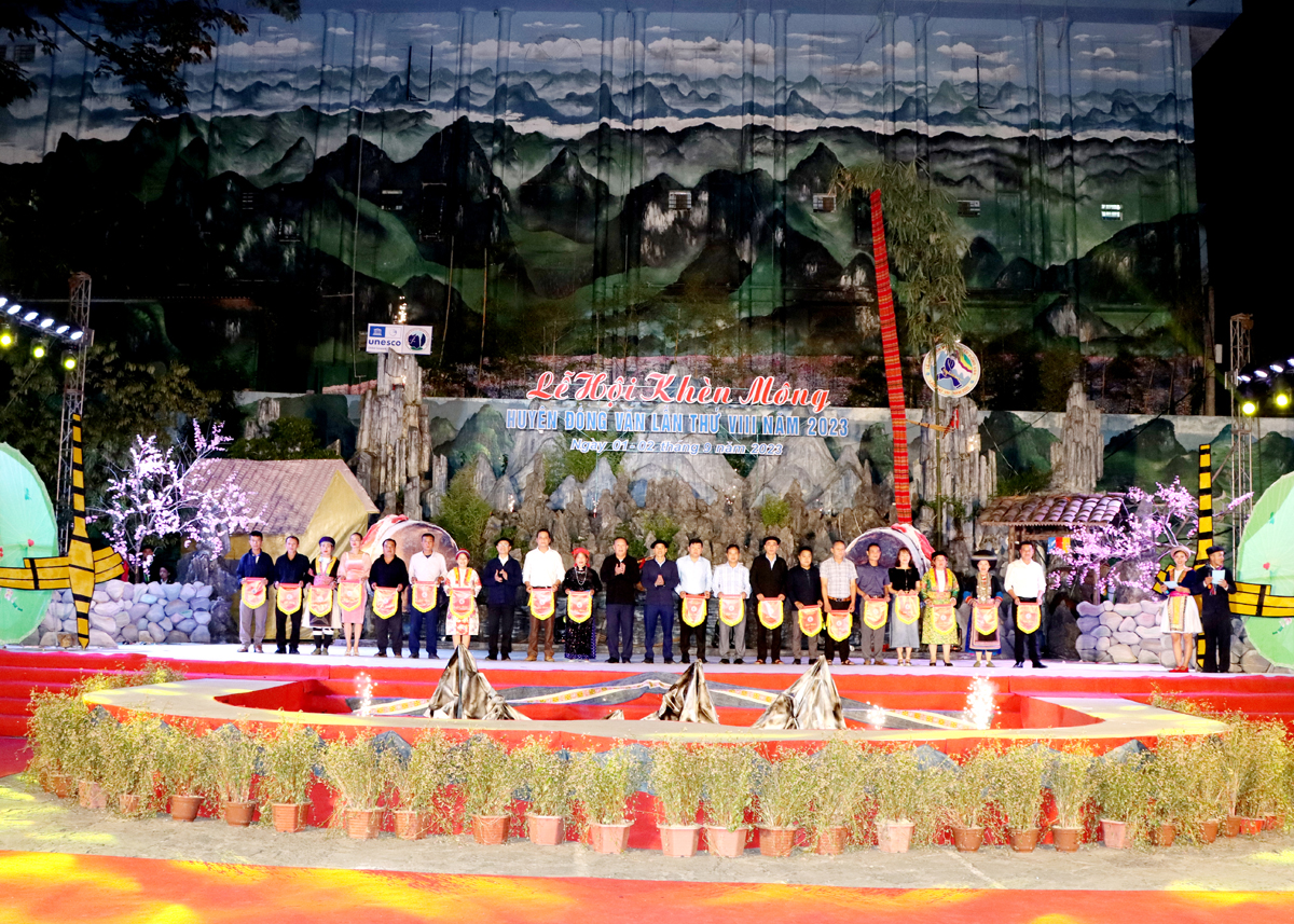 Lãnh đạo huyện Đồng Văn trao Cờ lưu niệm cho các đơn vị tham gia Lễ hội Khèn Mông.