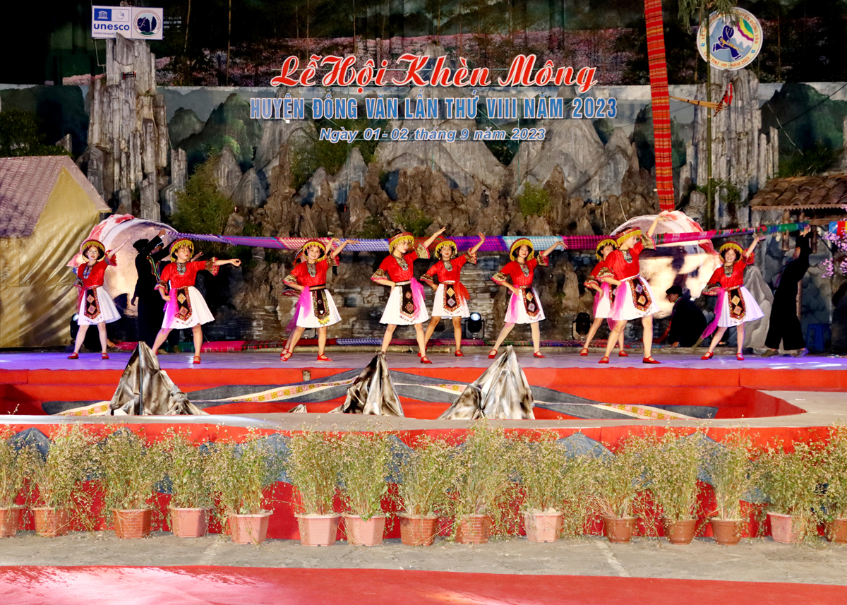 Trình diễn trang phục truyền thống của đồng bào các dân tộc trên địa bàn huyện Đồng Văn.