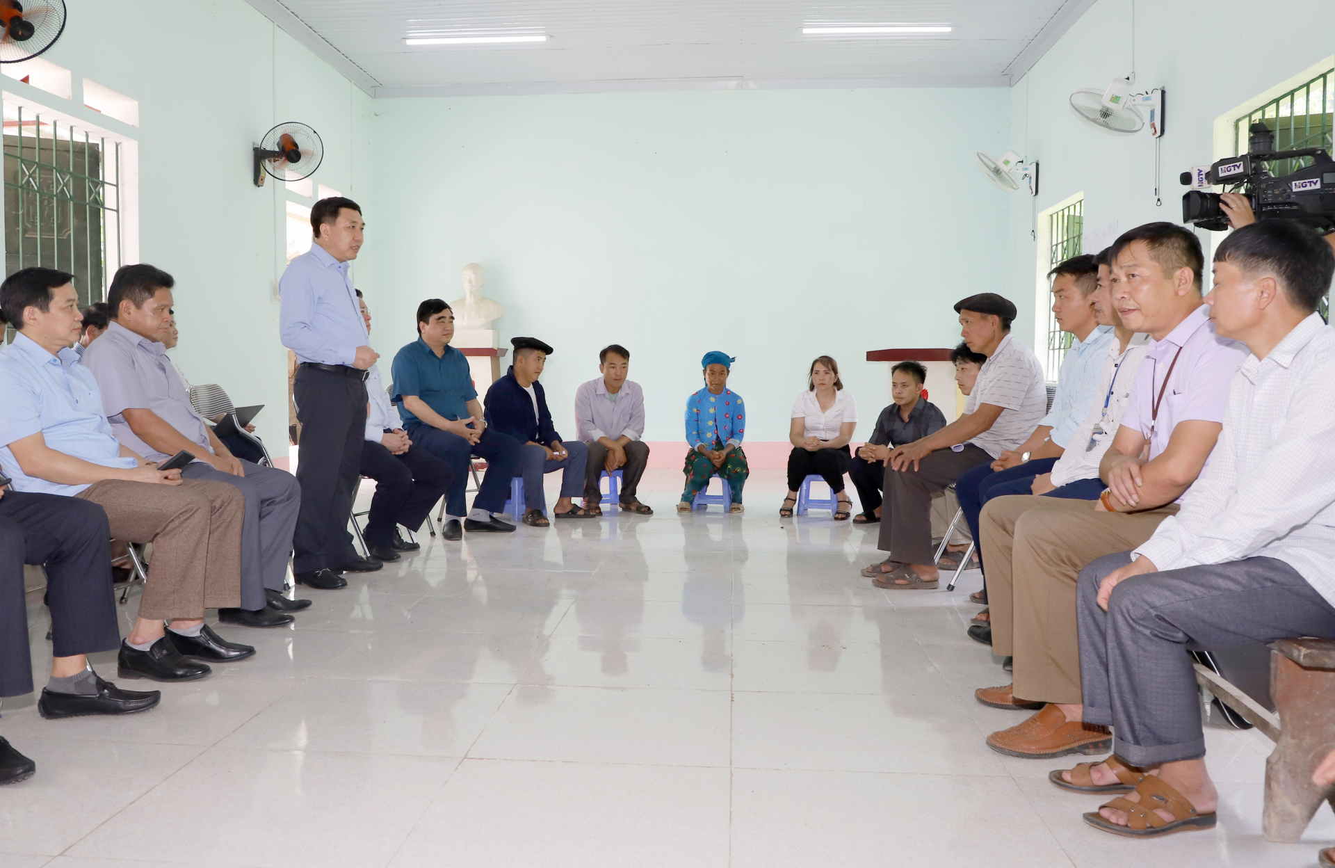 Quyền Bí thư Tỉnh ủy Nguyễn Mạnh Dũng phát biểu tại buổi làm việc với các Bí thư Chi bộ và đảng viên các thôn của xã Lũng Hồ.